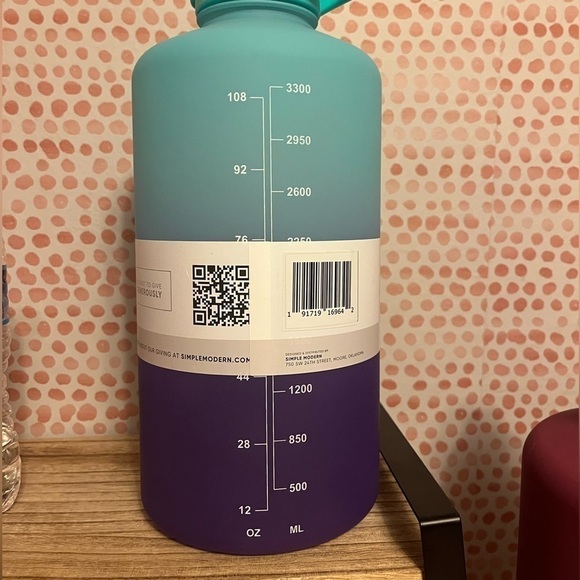 Simple Modern 1 Gallon 128 oz Water Bottle (1 Bottle) - Picture 4 of 9